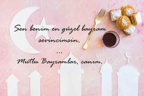 Ramazan Bayramı Mesajları için kullandığımız görselde, sen benim en güzel bayram sevincimsin şeklinde sevgiliye söylenmiş güzel bir söz var.