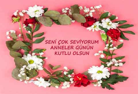 Anneler Günü için Güzel Sözler konusu için kullandığımız görselde, anneye çeşitli çiçeklerden yapılmış tacın içine yazılmış bir tebrik mesajı var.