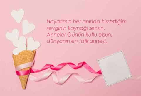 Anneler Günü için Güzel Sözler yazımız için kullandığımız görselde, pembe arka plan üzerine yazdığımız bir kutlama mesajı var.
