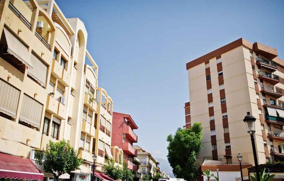 Görselde, İstanbul'da bulunan, dış cepheleri krem ve kahverengi olan ve insana sıcaklık hissi uyandıran apartmanlar var.