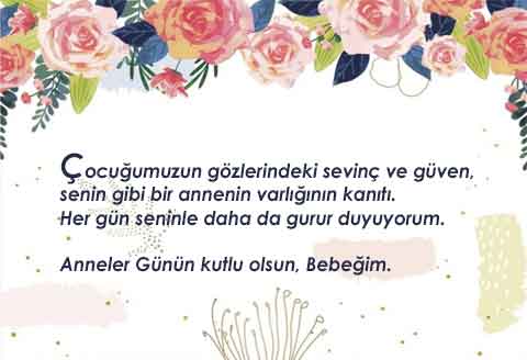 Arka planda rengarenk çiçeklerin olduğu bu görselde, seven bir eşin karısına söyleyeceği Anneler Günün Kutlu Olsun Bebeğim yazısı var.