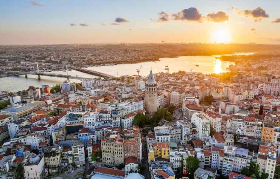 İstanbul İklimine Uygun Boya Seçimi konusu için kullandığımız öne çıkarılmış görselde, parçalı bulutlu havanın hakim olduğu İstanbul Boğazı manzarası var.