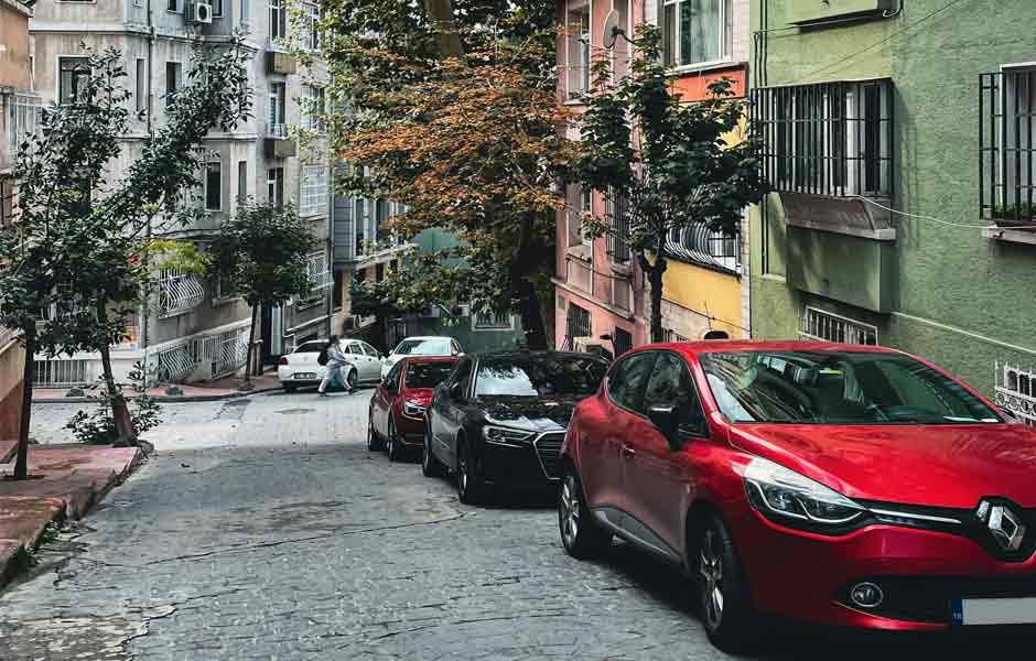 Görselde, yanyana sıralanmış evler ve taş bir yol var.