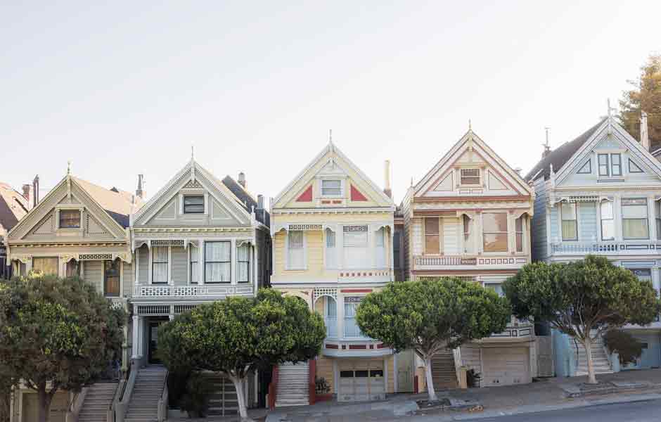 Görselde, San Francisco'da bulunan Painted Ladies ismiyle ün kazanmış dış cepheleri farklı renklerde evler var.