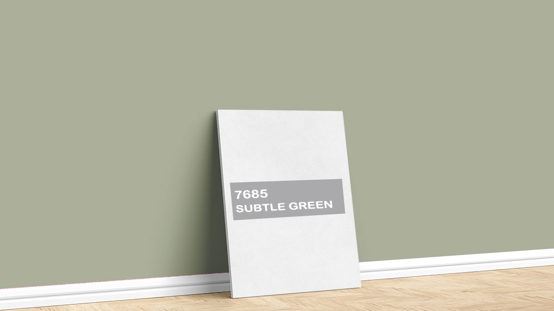Jotun 7685 Subtle Green Boya Rengi. Görselde, Jotun markasına ait 2024 Tuval Renk Koleksiyonu içinde bulunan Jotun 7685 Subtle Green iç cephe boya rengi ile boyanmış bir duvar var.