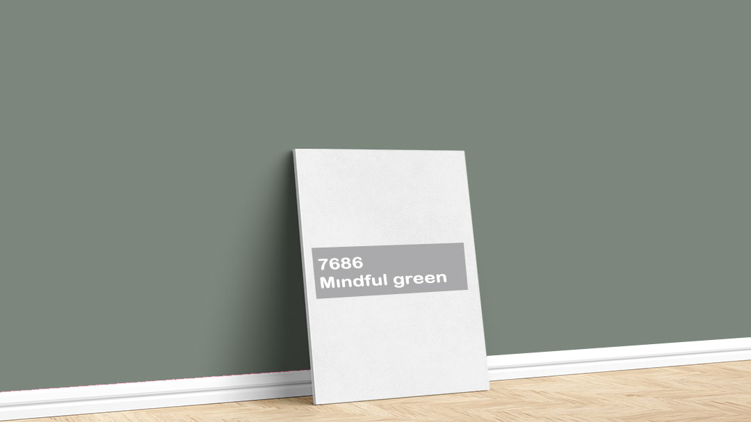Jotun 7686 Mindful Green Boya Rengi. Görselde, Jotun markasına ait 2024 Renk Koleksiyonu içinde bulunan Jotun 7686 Mindful Green iç cephe boya rengi ile boyanmış bir duvar var.