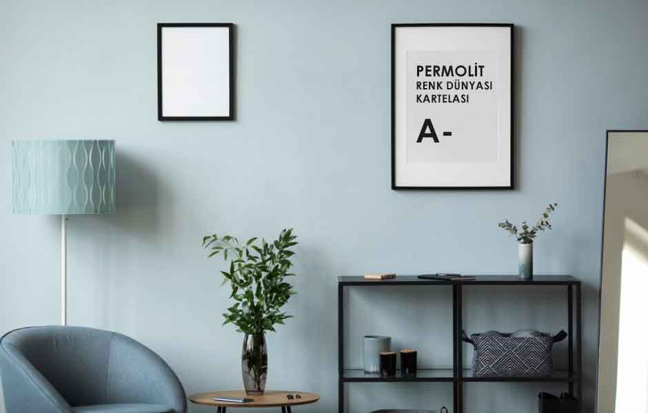 Görselde, duvarları Permolit Renk Dünyası Kartelası A Serisi içinde bulunan bir mavi tonla boyanmış oturma odası var.