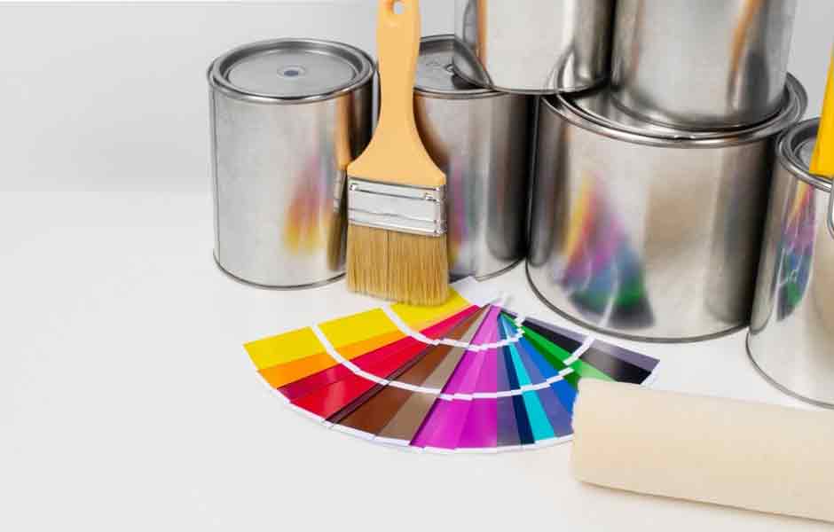 Profesyonel Boyacı Ustası Nasıl Olunur konusu için kullandığımız görselde, boya kutuları, rulo, fırça ve renk paletleri var.