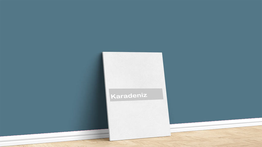 Görselde, Soft Maviler paleti içinde bulunan Marshall Karadeniz isimli mavi iç cephe boya rengi ile boyanmış bir duvar var.
