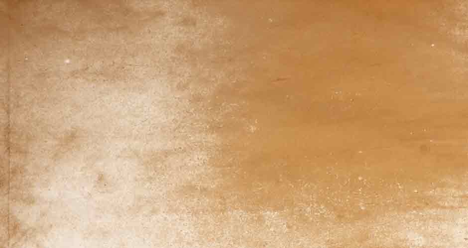 Görselde, kahverengi tonlarla boyanmış bir iç duvar var.