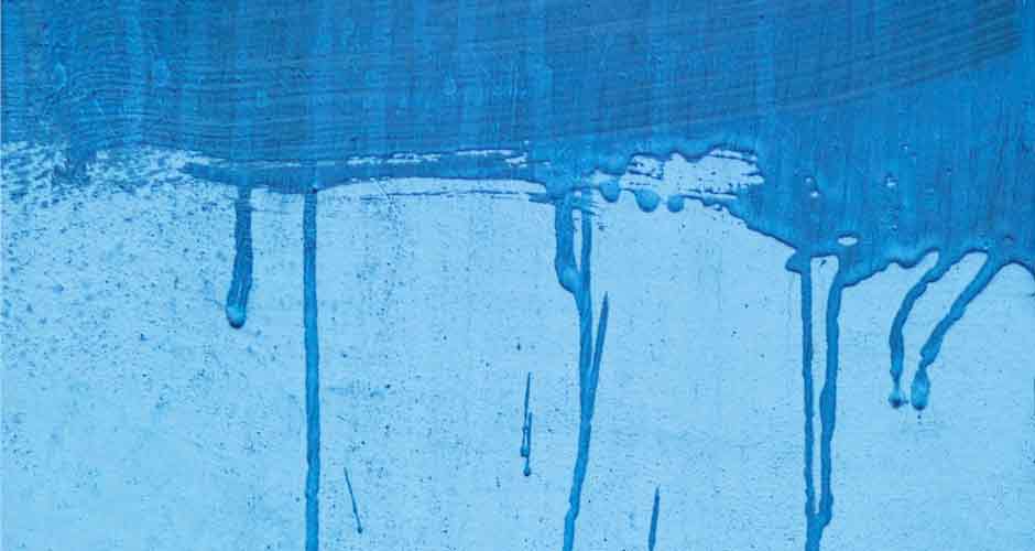 Görselde, mavi iç cephe boyası ile boyanmış bir duvar var.