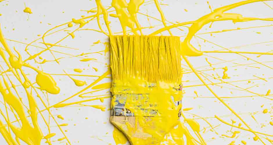 İç Cephe Boya Renklerin Psikolojisi için kullandığımız görselde, sarı tonlarla boyanmış bir duvar var.