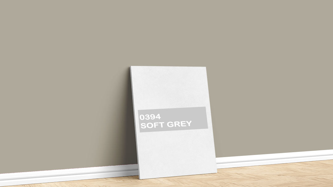 Jotun 0394 Soft Grey Rengi. Görselde, Jotun 0394 Soft Grey isimli sıcak gri iç cephe boya rengi ile boyanmış bir duvar var.